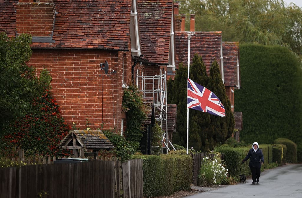 Todas las demás banderas oficiales tenían que haber sido colocadas a media asta ya desde las 8 p. m. del jueves y permanecer así hasta el día después del funeral. La orden incluye la bandera del país, conocida como Union Jack.
