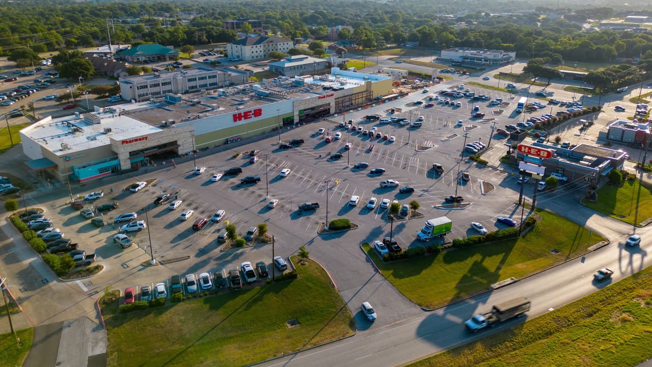 <h3 class="cms-H3-H3">Dónde y cómo solicitar trabajo en H-E-B</h3> H-E-B gestiona todas sus contrataciones 
<b>exclusivamente a través de su portal oficial de empleo.</b> 
<br>👉🏻 
<b>No recibe solicitudes en tienda</b> ni por correo electrónico. 
<br>El proceso comienza en careers.heb.com, 
<b>disponible en inglés y español</b>: 
<a href="https://careers.heb.com/careers-home" target="_blank">haz clic aquí para visitar la página</a>