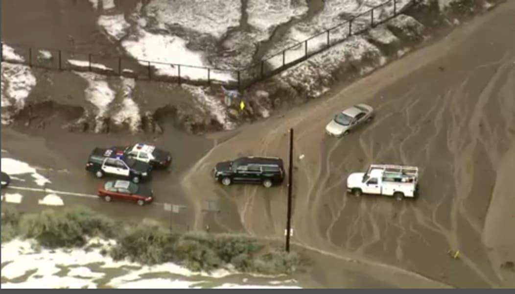 Residentes y conductores en varias zonas al norte del condado de Los Angeles fueron impactados por fuertes lluvias, granizo, inundaciones y deslaves.
