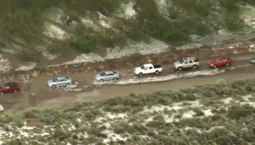 Residentes y conductores en varias zonas al norte del condado de Los Angeles fueron impactados por fuertes lluvias, granizo, inundaciones y deslaves.