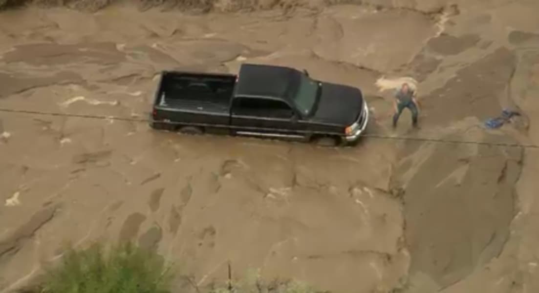 Residentes y conductores en varias zonas al norte del condado de Los Angeles fueron impactados por fuertes lluvias, granizo, inundaciones y deslaves.