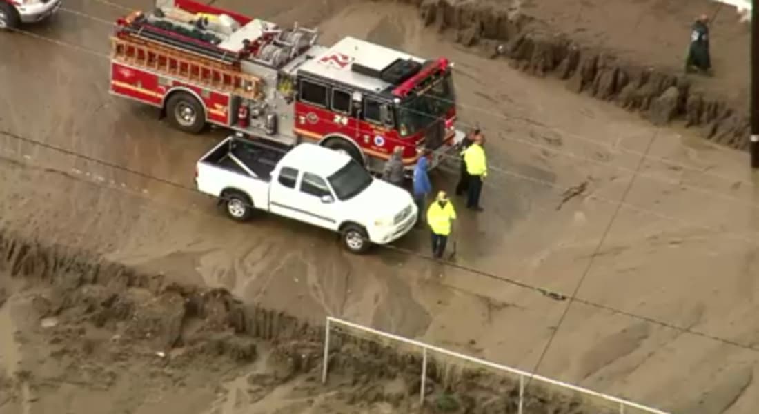 Residentes y conductores en varias zonas al norte del condado de Los Angeles fueron impactados por fuertes lluvias, granizo, inundaciones y deslaves.