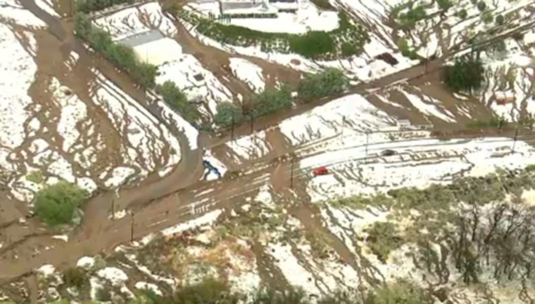Residentes y conductores en varias zonas al norte del condado de Los Angeles fueron impactados por fuertes lluvias, granizo, inundaciones y deslaves.