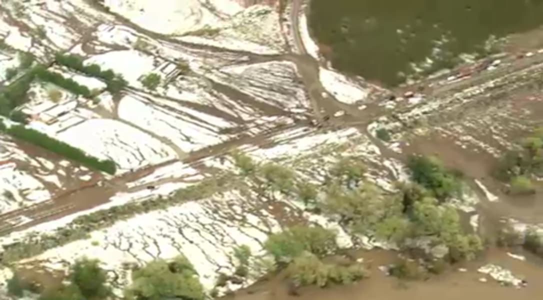 Residentes y conductores en varias zonas al norte del condado de Los Angeles fueron impactados por fuertes lluvias, granizo, inundaciones y deslaves.