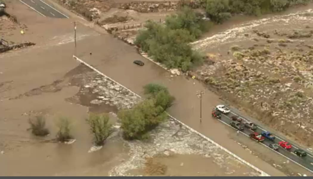Residentes y conductores en varias zonas al norte del condado de Los Angeles fueron impactados por fuertes lluvias, granizo, inundaciones y deslaves.