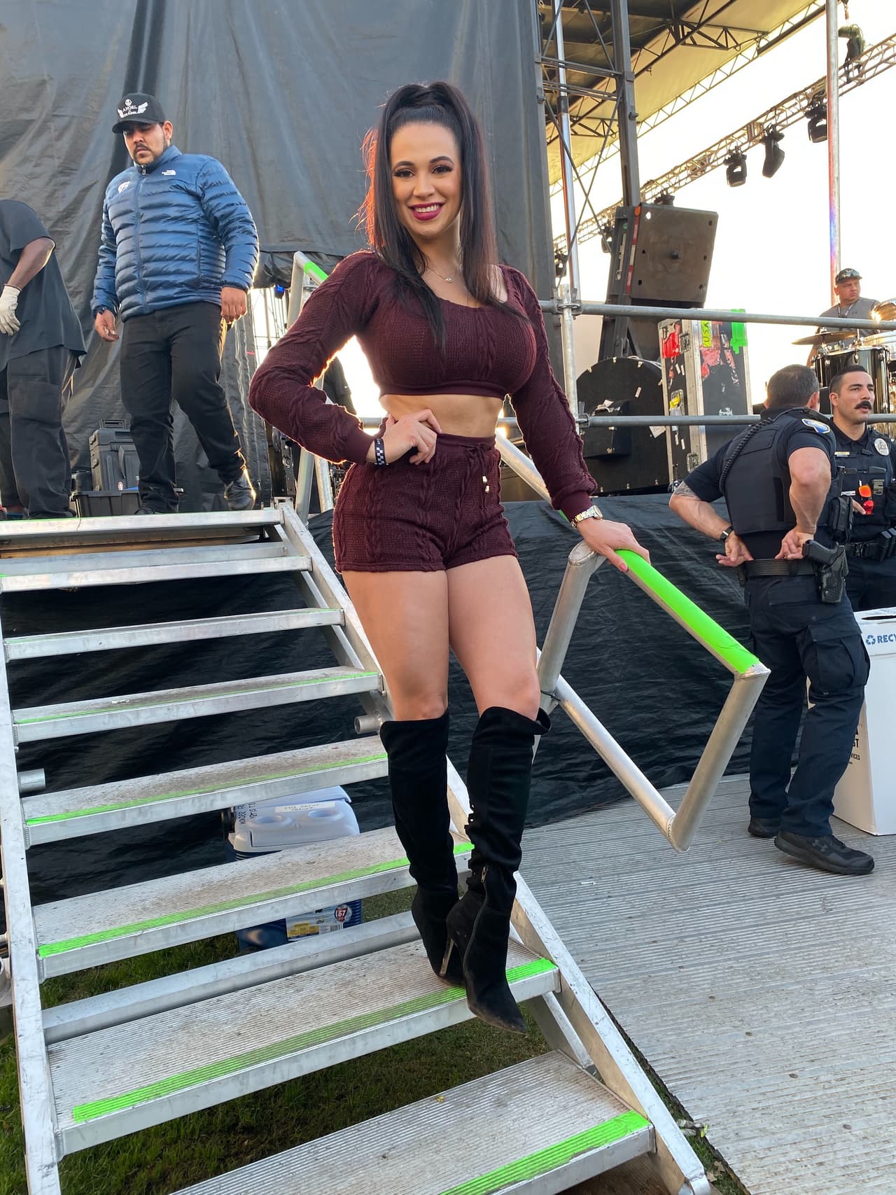 <b>Carla</b> llevaba un conjunto color púrpura súper ceñido que dejó a muchos suspirando.