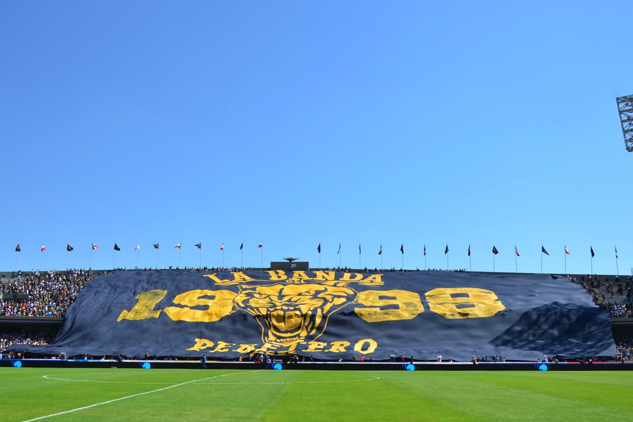 Los hinchas de Pumas UNAM demostraron su localía contra América en las tribunas con una bandera gigante en el estadio Olímpico Universitario en la Jornada 7 del Clausura 2017 de la Liga MX.