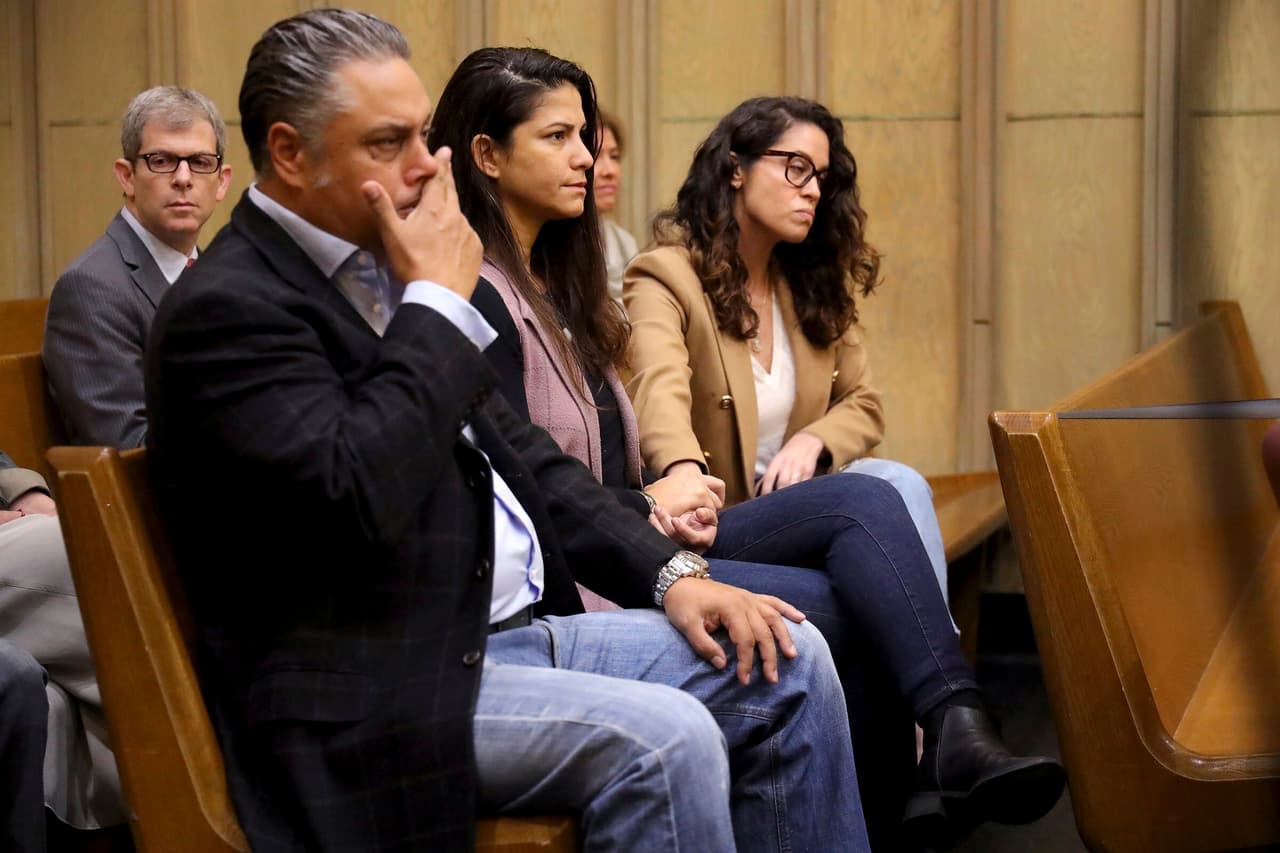 Algunos miembros de la familia Lyle se tomaron de la mano con el rostro desencajado al escuchar que la juez negó la posibilidad de que el actor de telenovelas como
<b><a href="https://vix.com/es/detail/series-943?utm_medium=internal_referral&utm_source=univision&utm_campaign=breaking_news&utm_content=ed_entertainment&utm_term=slideshow" target="_blank">La Sombra del Pasado, que puedes ver gratis aquí en ViX</a></b>
<a href="https://vix.com/es/detail/series-943?utm_medium=internal_referral&utm_source=univision&utm_campaign=breaking_news&utm_content=ed_entertainment&utm_term=slideshow" target="_blank">,</a> fuera juzgado de nueva cuenta.
<br>