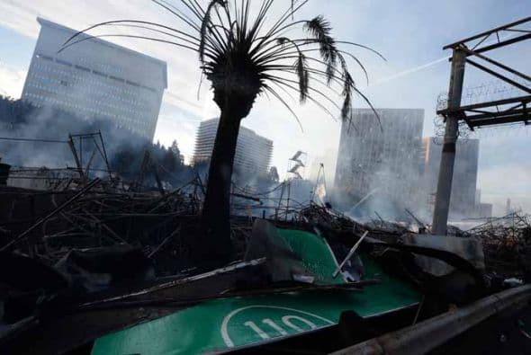 Avisos de la autopista cercanos a la estructura en llamas también fueron derribados. Detalles de este reporte aquí