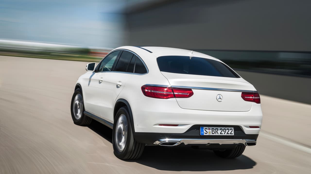 En su casa de Medellín Karol G tiene una camioneta que a primera vista parece la misma que acaba de recibir en Miami. Pero en realidad se trata de una versión distinta llamada 
<b>Mercedes-Benz GLE 350 d Coupé 4MATIC</b>, en color blanco, que funciona con combustible diésel y cuenta con mucho torque, una característica ideal para circular en zonas montañosas.