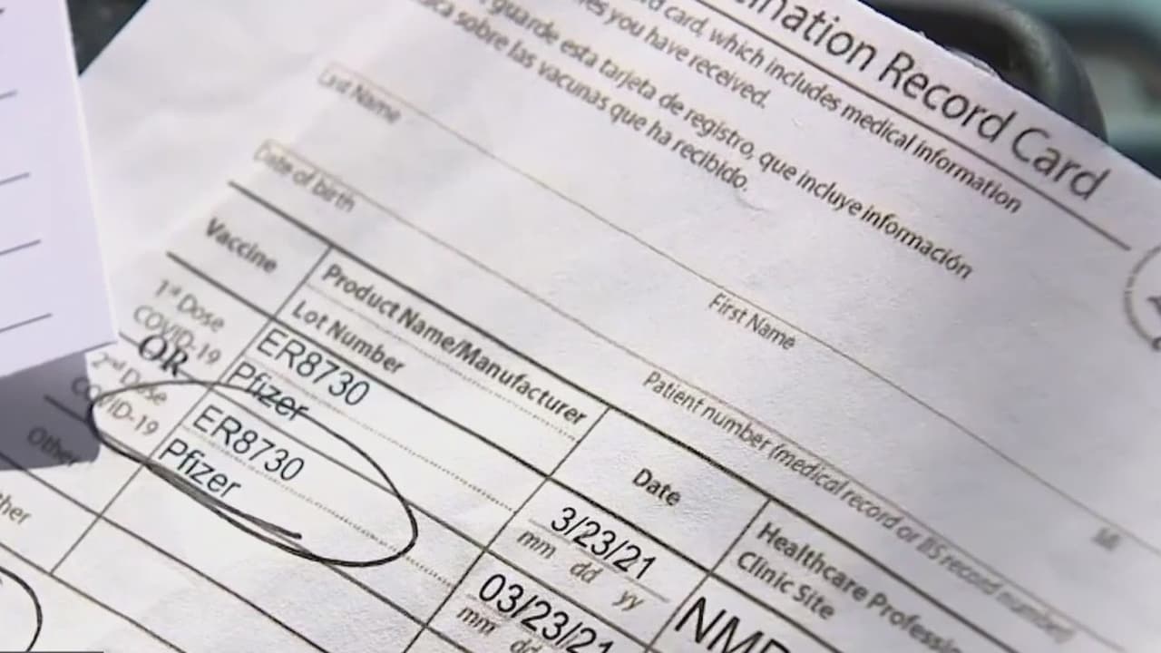 Cada vez hay más lugares que piden prueba de vacunación contra el coronavirus para realizar actividades. Sin embargo, algunas personas que no se han querido vacunar optan por comprar tarjetas falsas, arriesgándose a enfrentar cargos criminales federales.