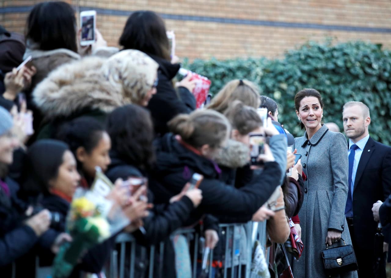 En el intercambio,
<b><a href="https://www.instagram.com/p/Bquy88JHXWT/">que puedes ver pinchando aquí</a></b>, Kate Middleton también contó que sus hijos están emocionados por la llegada de la Navidad.