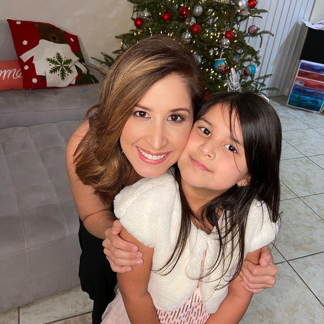 Cami y Sofi motivan sus más grandes sonrisas, y la hacen sentir una madre orgullosa.