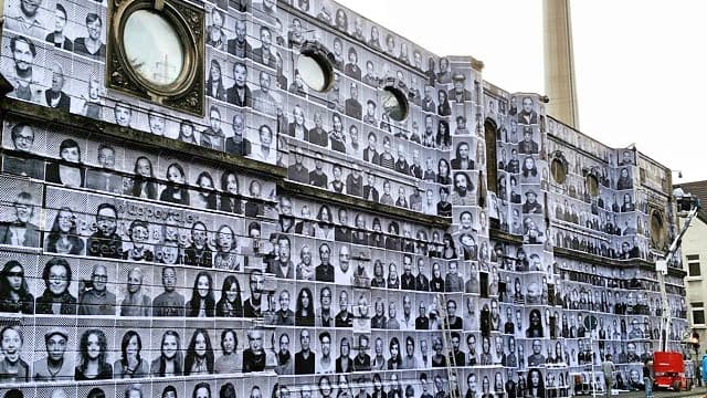 Las fotografías del artista en una fábrica de Alemania.