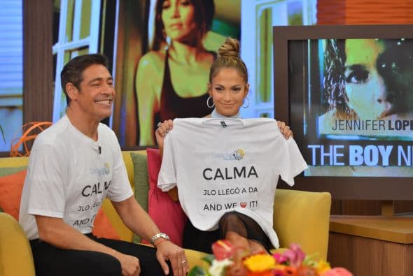 Los chicos fueron los primeros en entrevistarla, no sin antes darle la playera oficial de su visita.