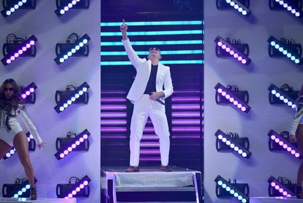 Mr. Worldwide se subió por quinto año consecutivo a los escenarios de Premio Lo Nuestro.