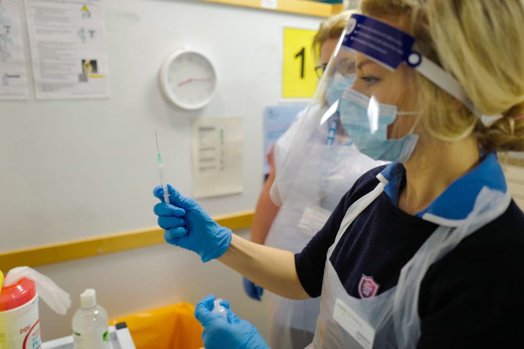 Ese plan incluye no sólo a quiénes se dará primero la vacuna, también 
<b>cómo se capacitará al personal que las administre.</b>
<br>
<br>