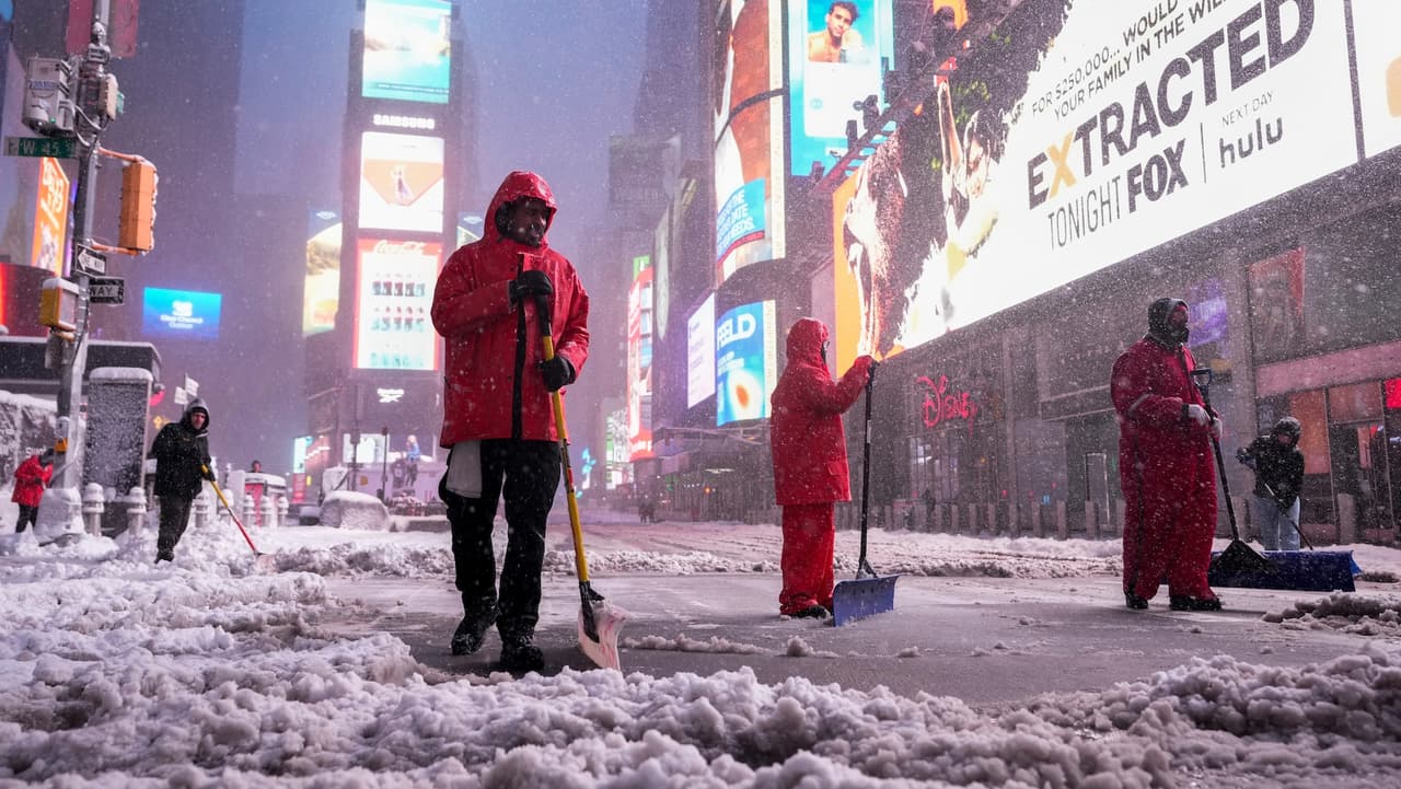 Fuertes nevadas continúan la mañana de este lunes en el área triestatal, con
<b> acumulaciones rápidas que reducen visibilidad</b> y complican la movilidad en carreteras, puentes y túneles de Nueva York y Nueva Jersey.