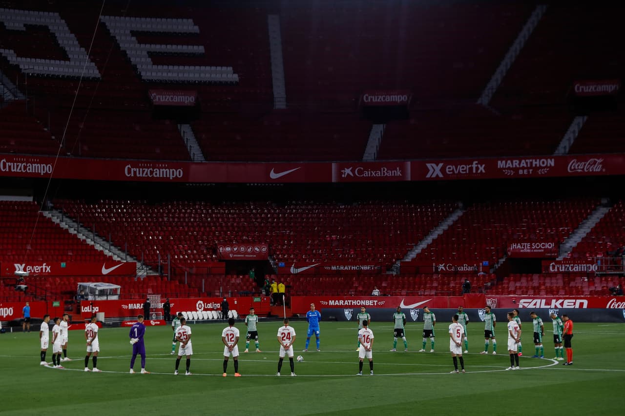 Los futbolistas, como ha sido costumbre en Alemania, por ejemplo, se reunieron en el círculo central del campo previo al juego, para conmemorar la muerte de George Floyd y las muertes en el mundo por el COVID-19 con un minuto de silencio, además de pedir paz mundial.
