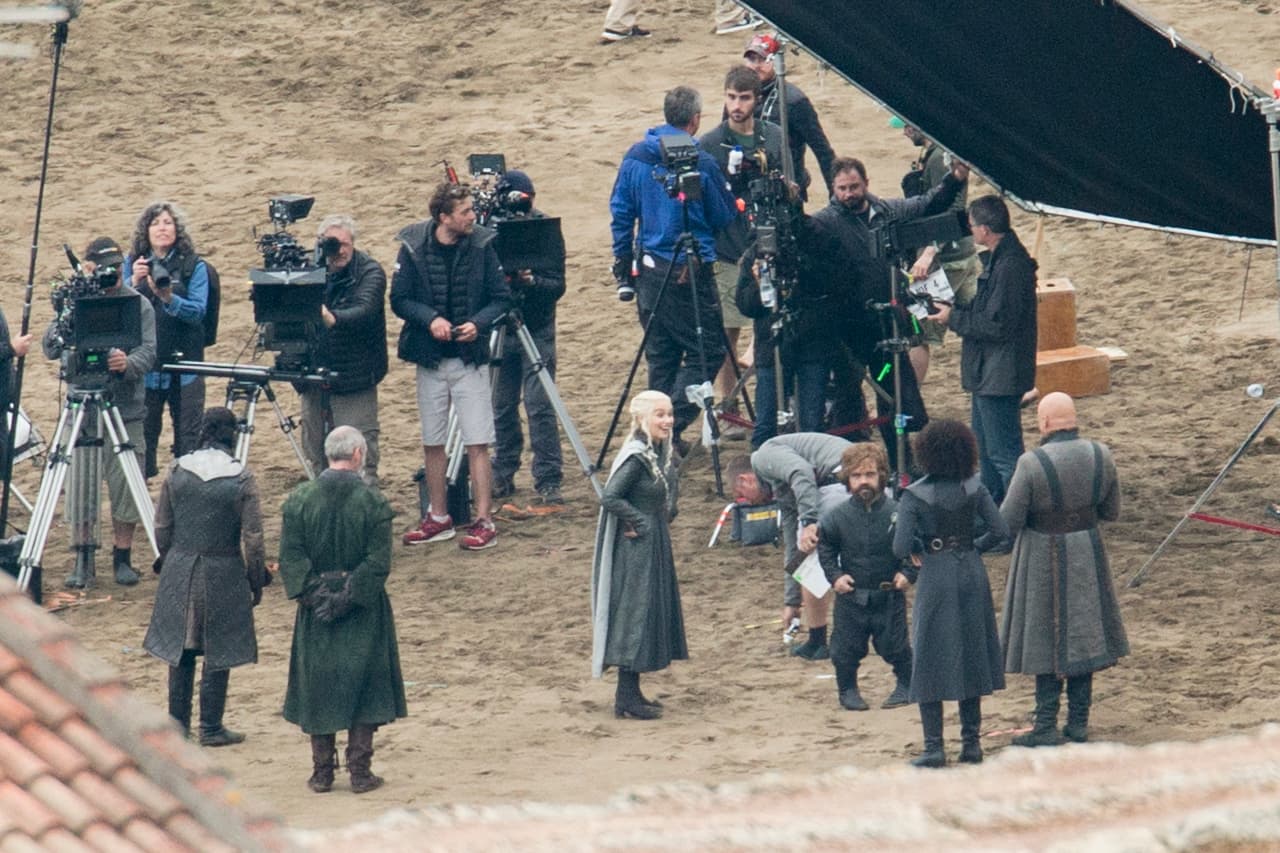 Además de Clarke, Harington y Dinklage, los acompañan otros miembros del elenco: Nathalie Emmanuel, Liam Cunningham y Conleth Hill.