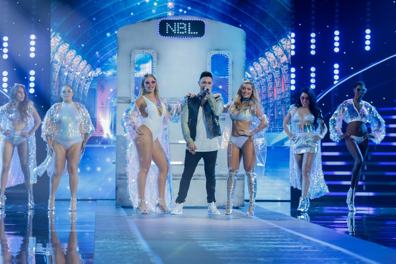 Las dos rubias venezolanas escoltaron al intérprete al final de la canción.