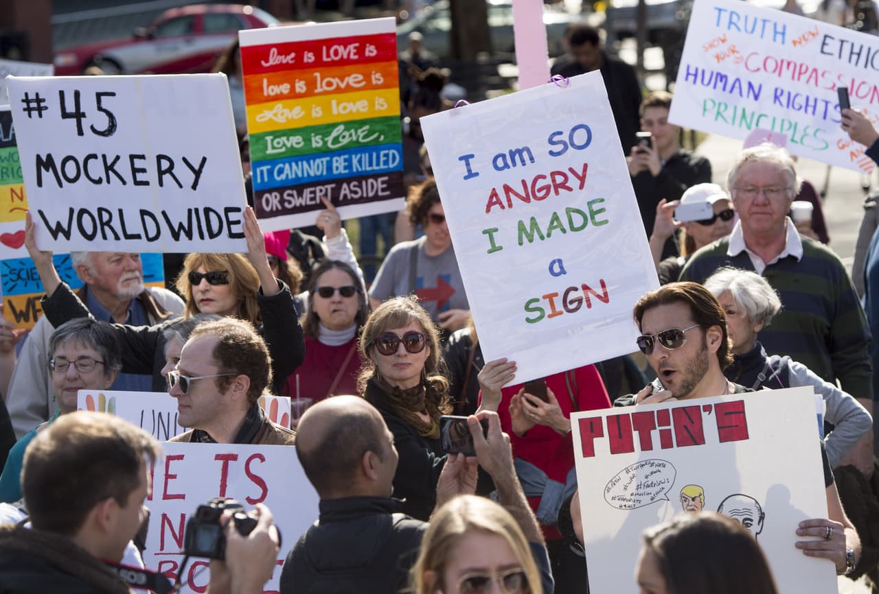 Muchos asistentes portaron pancartas con el número 45 dentro de un círculo rojo de prohibición, representando su rechazo al presidente número 45 de Estados Unidos, que es Donald Trump.
<br>