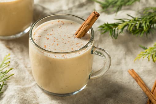<b>Coquito puertorriqueño</b>
<br>
<br>El coquito es uno de los tragos más típicos de Puerto Rico y está compuesto por crema de coco, leche evaporada, leche condensada, ron blanco, canela y vainilla.
<br>
<br>Se prepara mucho para las fiestas de fin de año
<br>
