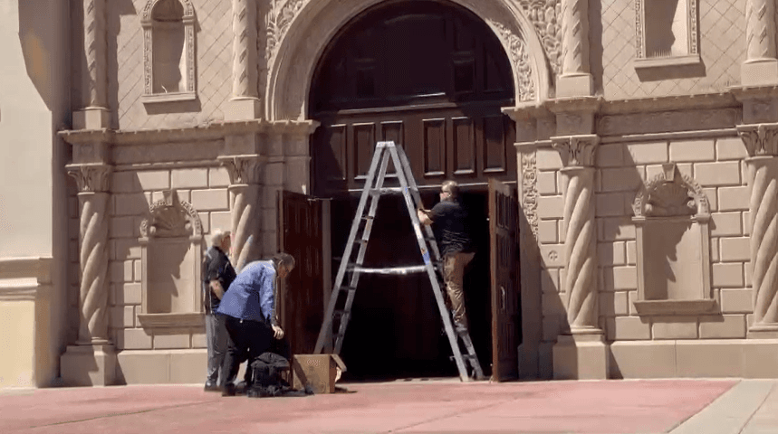 “Él creyó de todo corazón en la promesa del Señor de que resucitaremos con Él en el último día.
<b> Al acercarse Francisco al señor, sin duda fue recibido con los brazos abiertos</b> y escuchó sus palabras: ‘Bienvenido, siervo bueno y fiel’”, dijo el obispo Gerald Kicanas, administrador apostólico de la Diócesis de Tucson en un comunicado.