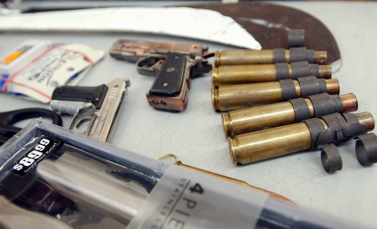 Unas 1,507 de las armas confiscadas tenían balas en sus recámaras.
