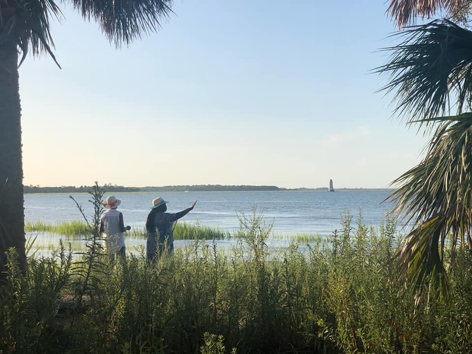 Las historias sugieren que aquellos que alguna vez estuvieron esclavizados todavía buscan venganza contra sus captores. Una de las historias más infames cuenta el hundimiento del barco francés Grietely. El barco llegó a Savannah en 1854 para recoger a 71 esclavos fugitivos. El barco se hundió al salir del puerto de Savannah. Los marineros todavía dicen que sienten una fuerza que los desvía del rumbo y escuchan voces que hablan en francés y bantú, propio del centro de África.