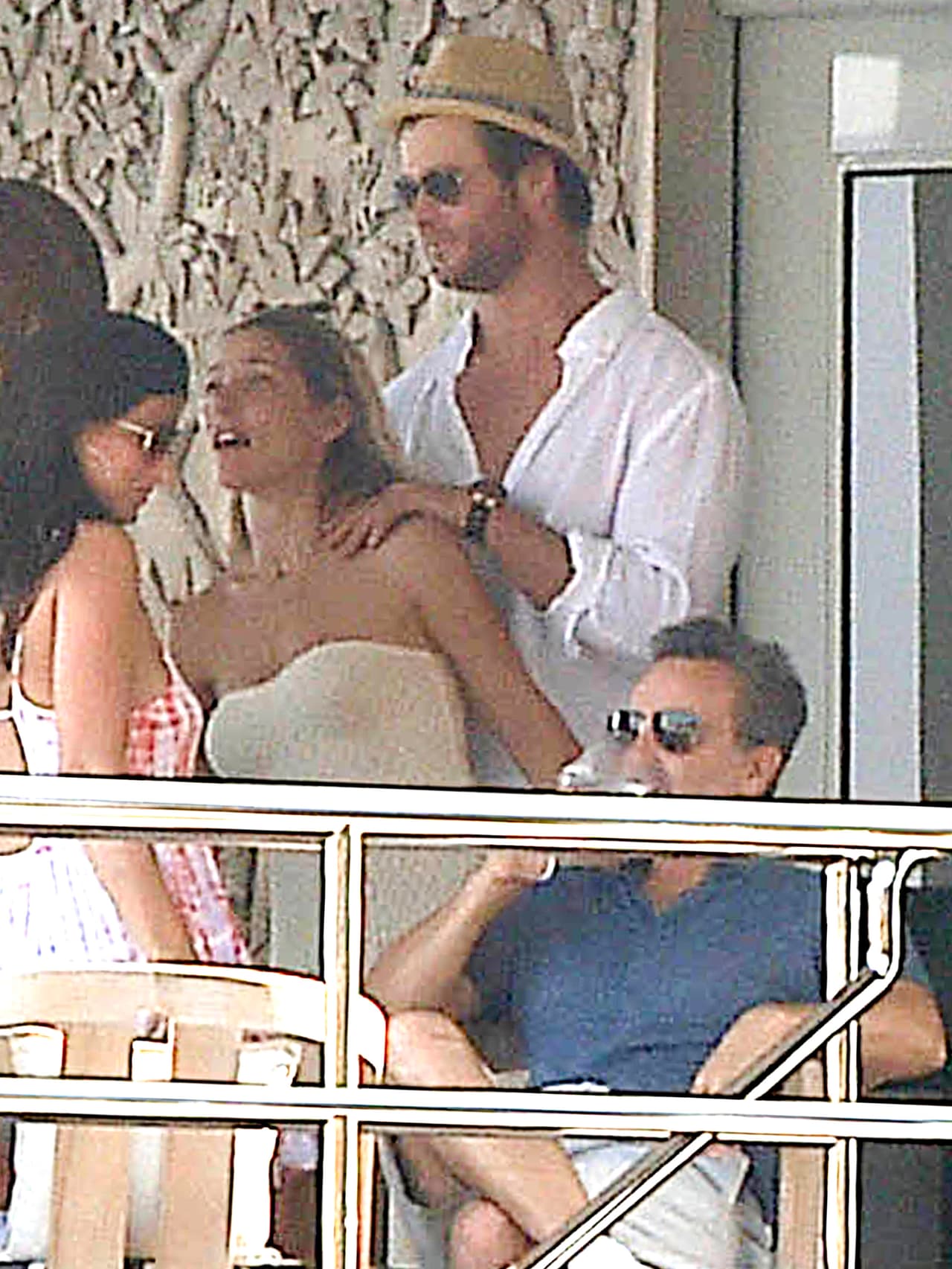 Chris dándole un masajito a Elsa.