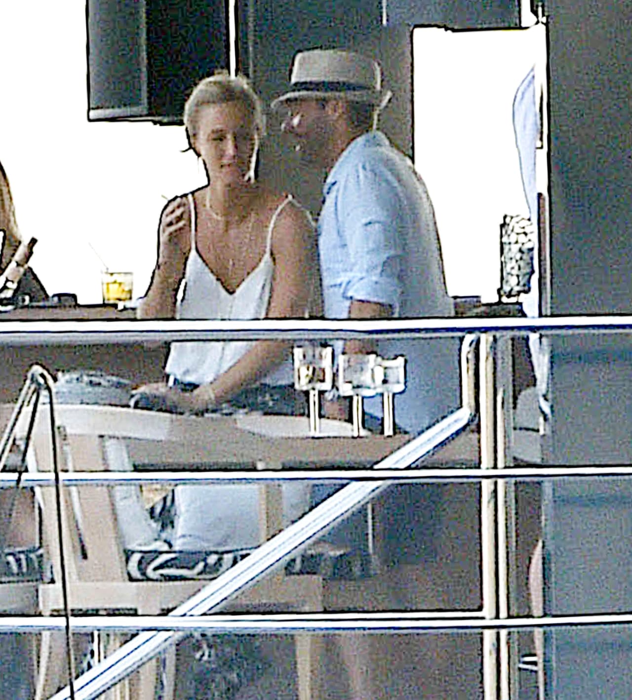 El conductor comenzó a beber y beber.