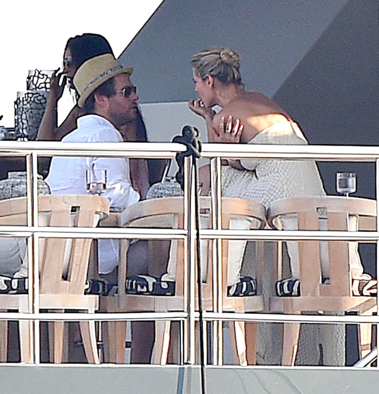 Elsa Pataky y Chris Hemsworth dieron una fiesta en un yate.