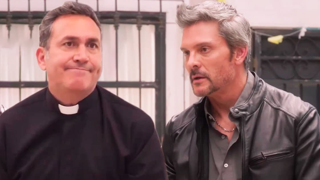 El Padre Gabriel impide que Carlos encuentre a Caro y Andrés | Monteverde | Capítulo 36