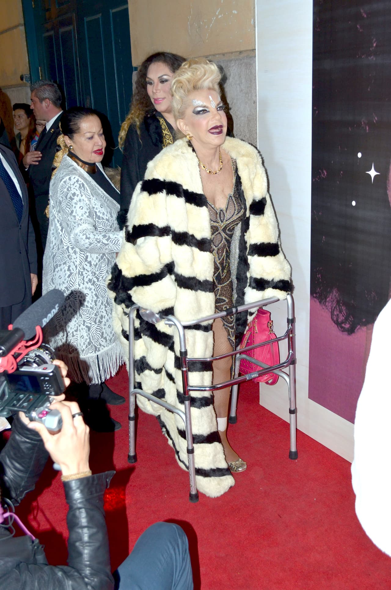 "Nos da un panorama de que está bien y sigue luchando. Eso me inspira para seguir adelante y apoyarla ahora en su recuperación que será lenta,
<b> <a href="https://www.univision.com/entretenimiento/wanda-seux-tiene-un-angel-de-la-guarda-que-no-la-desampara-tras-el-infarto-que-sufrio-video" target="_blank">pero lo logrará</a></b>", añadió.