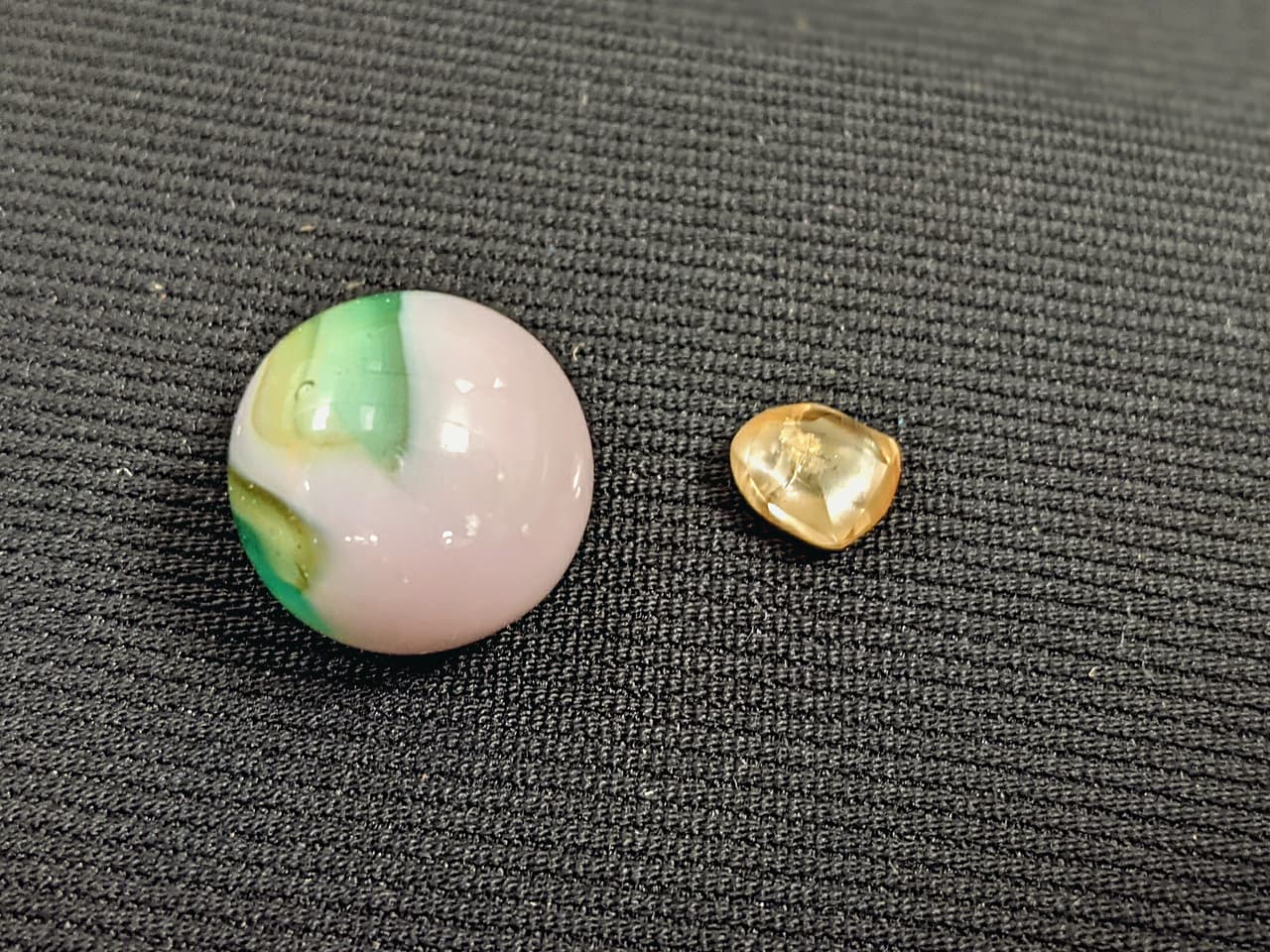 En la imagen, a la derecha, el diamanate amarillo de 2.20 quilates que Christian Liden halló en el Parque Estatal Crater of Diamonds en Arkansas a principios de mayo de 2021.