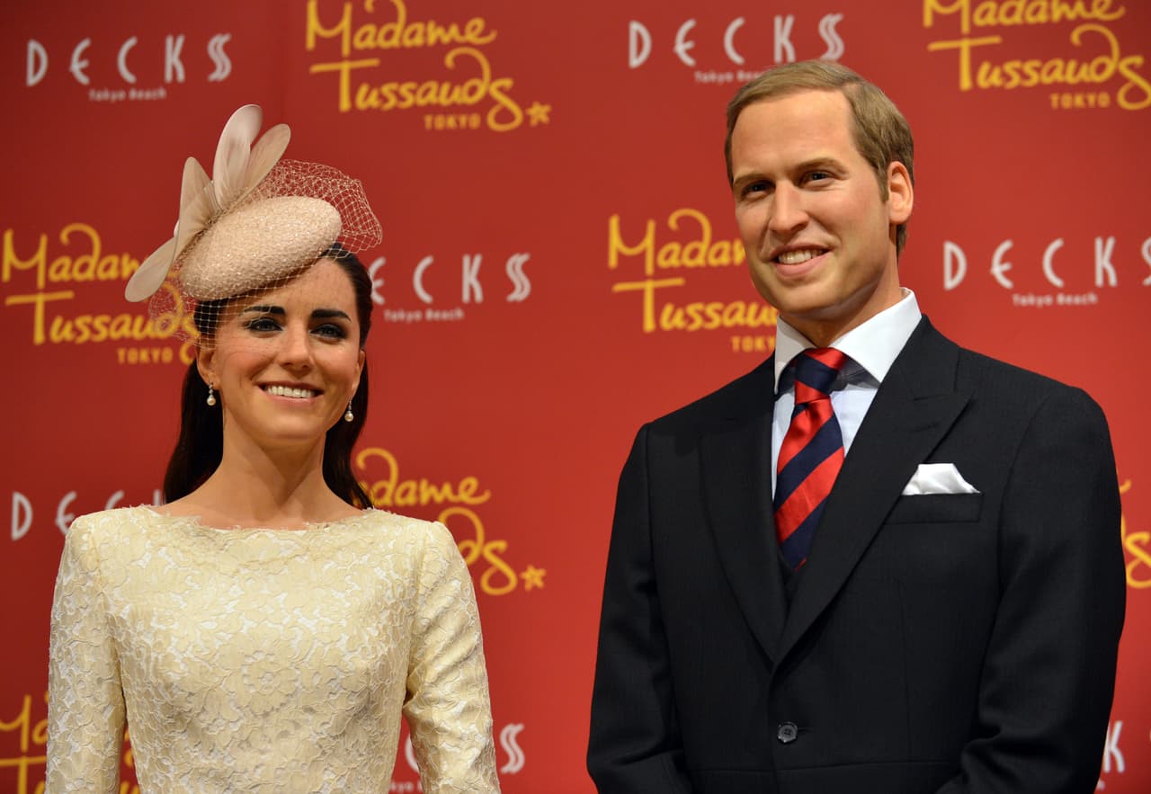 Y la de Londres no es la única estatua de cera que no refleja los cambios en el príncipe William. En esta, expuesta en la sede de Tokio, su cabellera (de la que actualmente solo quedan los lados) es más abundante.