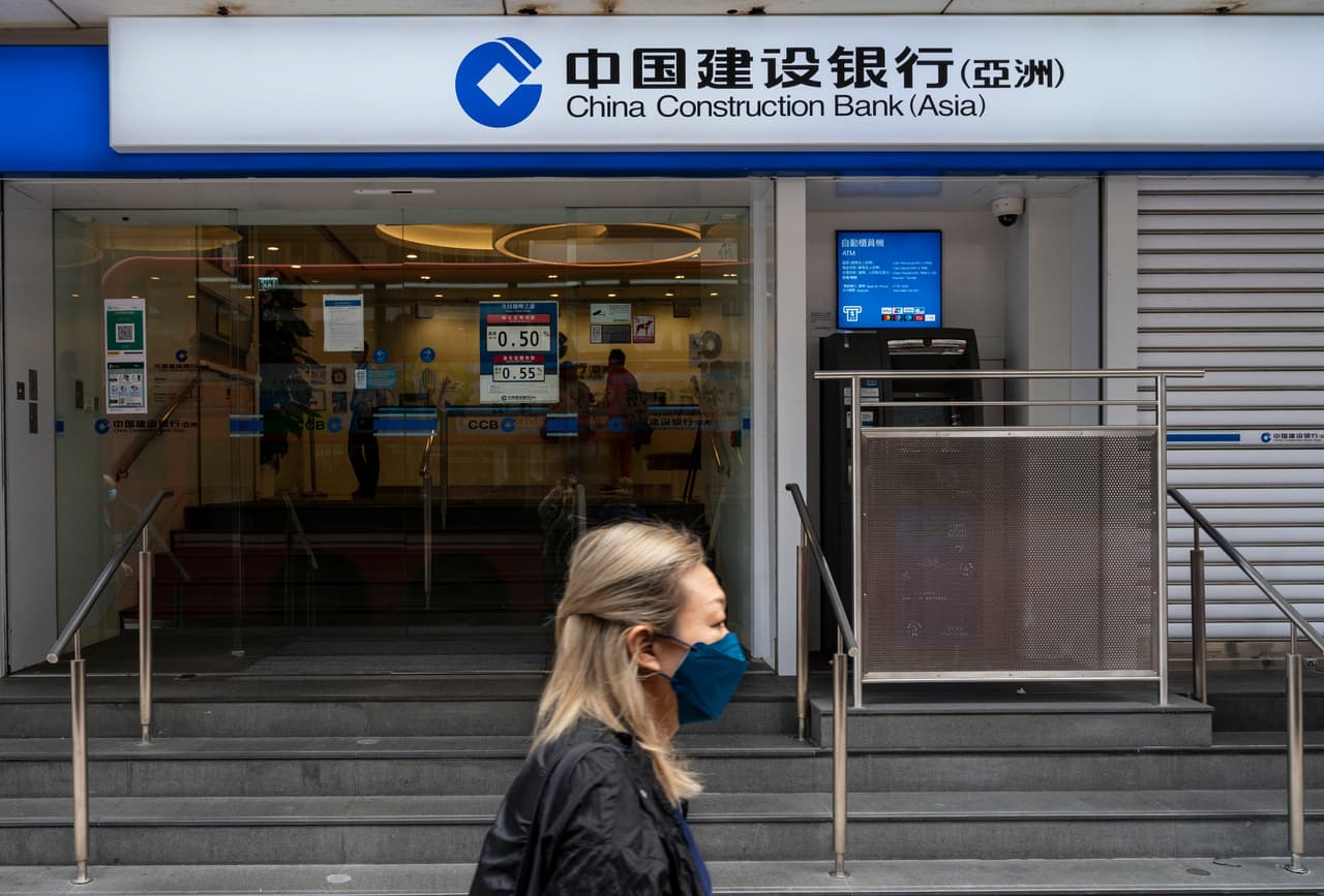 <b>Puesto 11. China Construction Bank</b>
<br>
<br>Valor de la marca en 2021: 59,600 millones de dólares.
<br>
<br>Cambio en el valor de la marca de 2020 a 2021: -4.7% (+3,000 millones de dólares).
<br>
<br>Sector: banca.
<br>
<br>País: China.
<br>
<br>De las cinco marcas principales de más rápido crecimiento en ese período de tiempo, tres son bancos chinos.
<br>
<br>Como todos los demás bancos importantes de esta lista, China Construction Bank perdió una parte significativa del valor de su marca en medio de la crisis financiera mundial causada por el covid-19.
<br>
