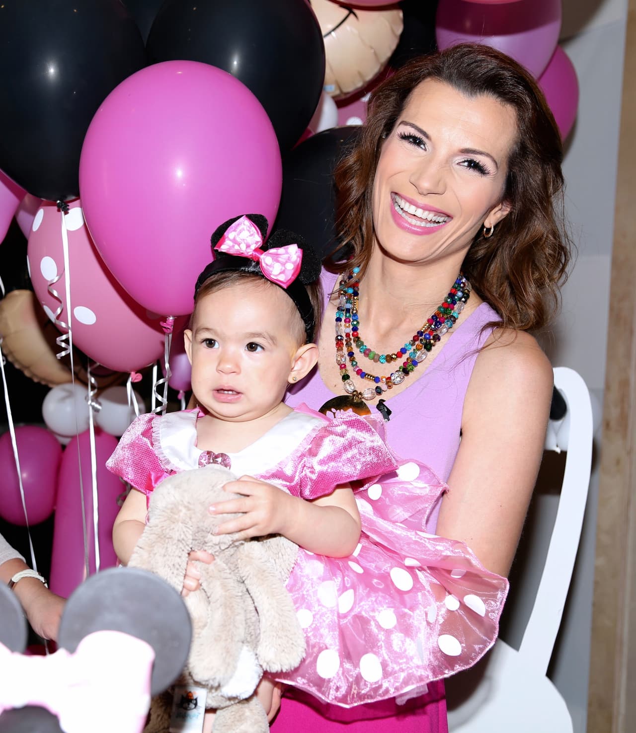 Michelle cortó una gran rebanada con ayuda de su mami a la hora de partir el pastel.