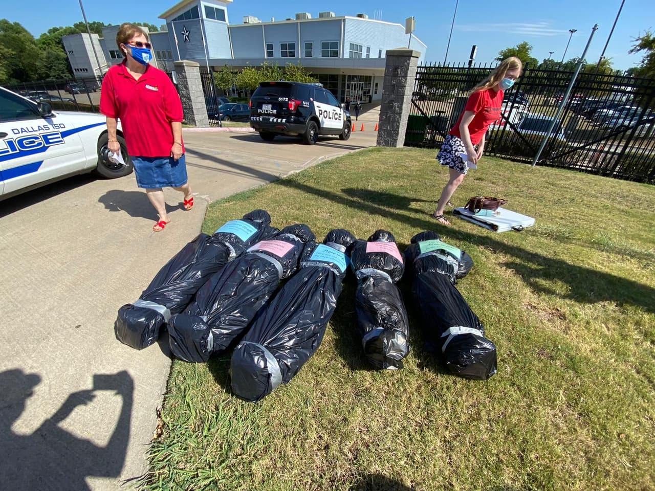 La manifestación fue realizada frente al edificio en donde la junta directiva discute los detalles del inicio del año escolar.