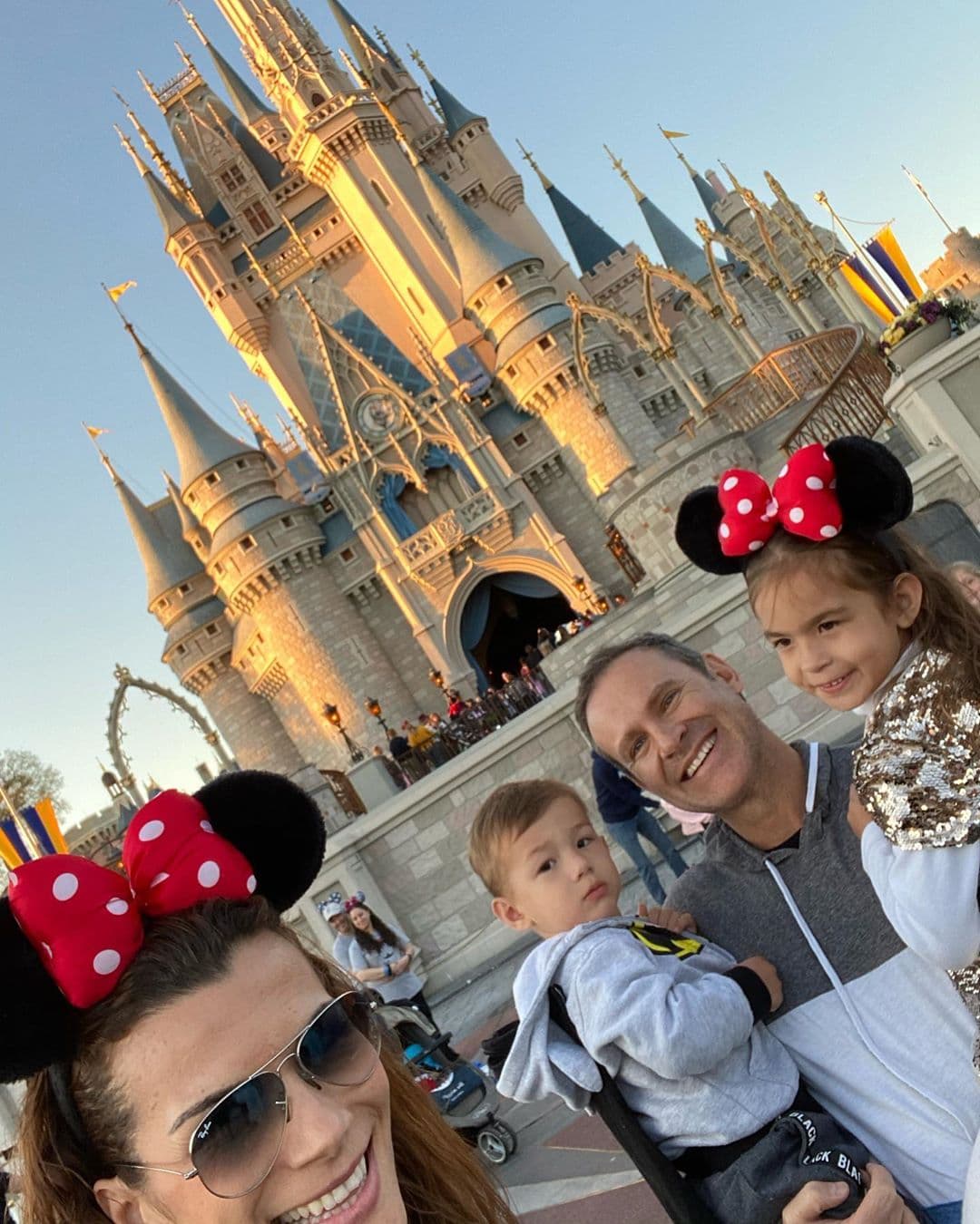 El primer fin de semana de marzo, Alan Tacher viajó con su 
<a href="https://www.univision.com/shows/despierta-america/tres-hijos-adolescentes-y-dos-que-aun-piden-sus-brazos-mira-como-han-crecido-los-cachorros-de-alan-tacher-fotos" target="_blank">familia</a> a Disney.