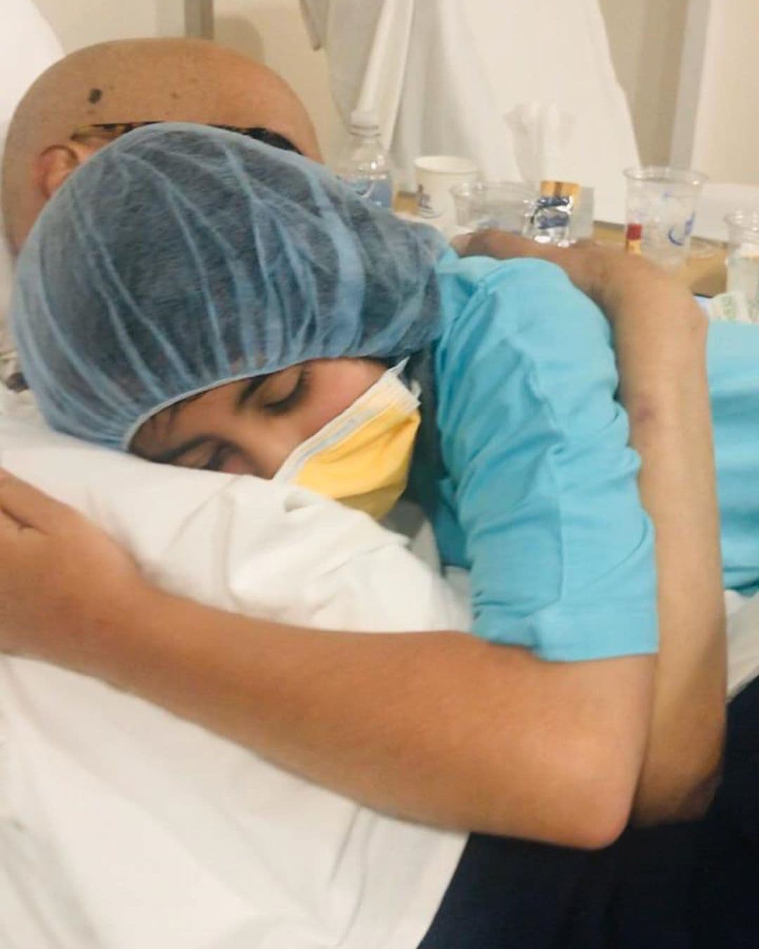 "Vica Andrade gracias por estar conmigo siempre, te amo. Estamos 
<b><a href="https://www.univision.com/famosos/guillermo-del-bosque-recibe-a-sus-hijos-antes-de-un-aislamiento-de-25-dias-para-un-trasplante-de-medula-fotos">viviendo este milagro</a></b> de la mano de Dios, porque todo lo puedo en Cristo que me fortalece", comentó.