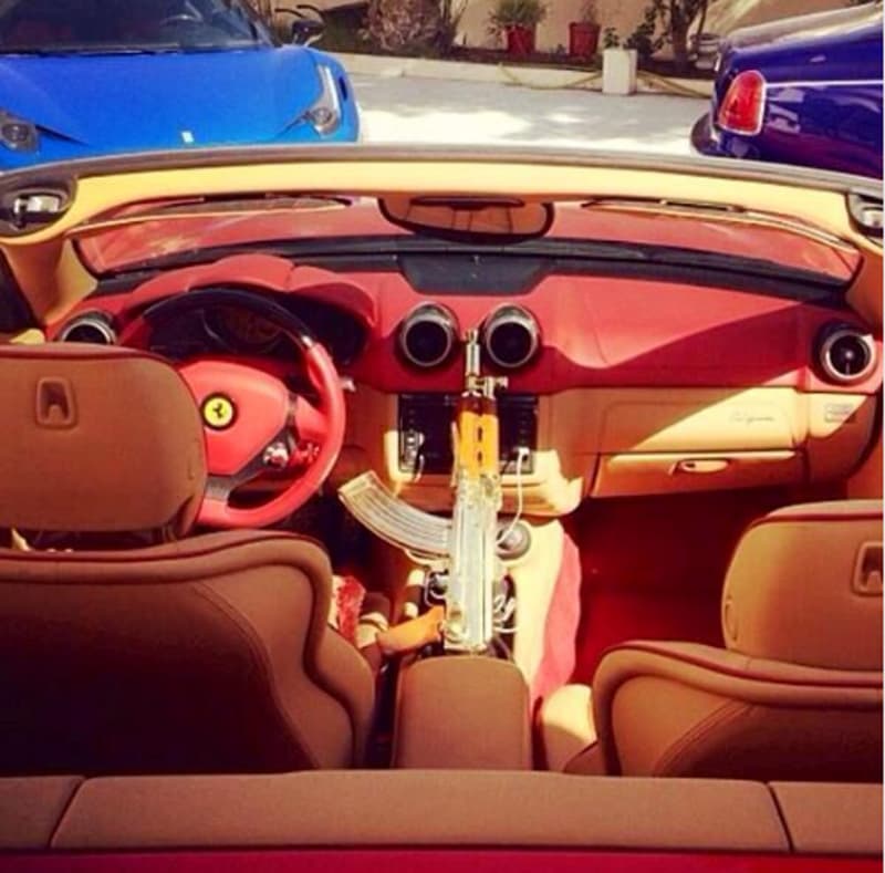 Ivan Guzmán acostumbra publicar en Twitter imágenes que ostentan dinero, poder, violencia y lujo. Todos estos elementos podemos verlo en esta fotografía que muestra el interior de un 
<b>Ferrari</b> descapotable, la cual fue subida a la red social en marzo de 2014.