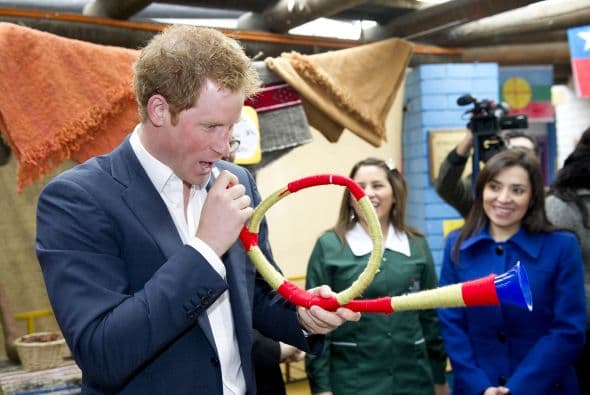 En la guardería infantil le esperaban el director sociocultural de la Presidencia, Sebastián Dávalos Bachelet, hijo de la mandataria chilena, y un grupo de nerviosas y expectantes cuidadoras de los niños.