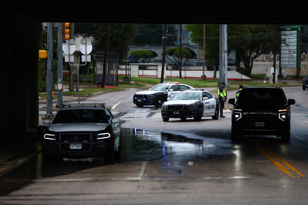 <b>Equipos SWAT y decenas de agentes de Dallas </b>se movilizaron al área, bloquearon accesos y revisaron edificios cercanos.