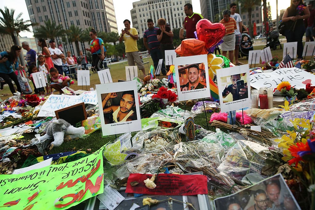 La masacre de Orlando ha sido 
<a href="https://www.univision.com/noticias/masacre-en-orlando/49-victimas-del-odio">el mayor atentado contra la comunidad LGBTIQ+</a> en la historia de Estados Unidos. Fue un atentado terrorista. La secuencia del ataque evidenció la necesidad de dar preparación a las policías locales para enfrentar a terroristas, posibilemente suicidas y con rehenes. Como siempre ocurre, el debate sobre las armas volvió a cobrar auge, pero nada cambió, si bien el seguimiento a posibles terroristas islámicos ha aumentado en los últimos años y este tipo de atentados ha disminuido frente al auge del terrorismo interno. Por otra parte, a seis años de lo ocurrido, en el propio estado de Florida se ha implementado una polémica ley que busca restringir las conversaciones sobre el colectivo LGTBQ+ en las aulas. Pero aunque
<a href="https://www.univision.com/noticias/politica/ley-no-digas-gay-florida-guerra-cultural-escuelas">la conocida como 'Don't say gay' es la más conocida a nivel nacional</a>, no es la única ley de este tipo y al menos en 14 estados los republicanos buscan poner en marcha medidas similares.