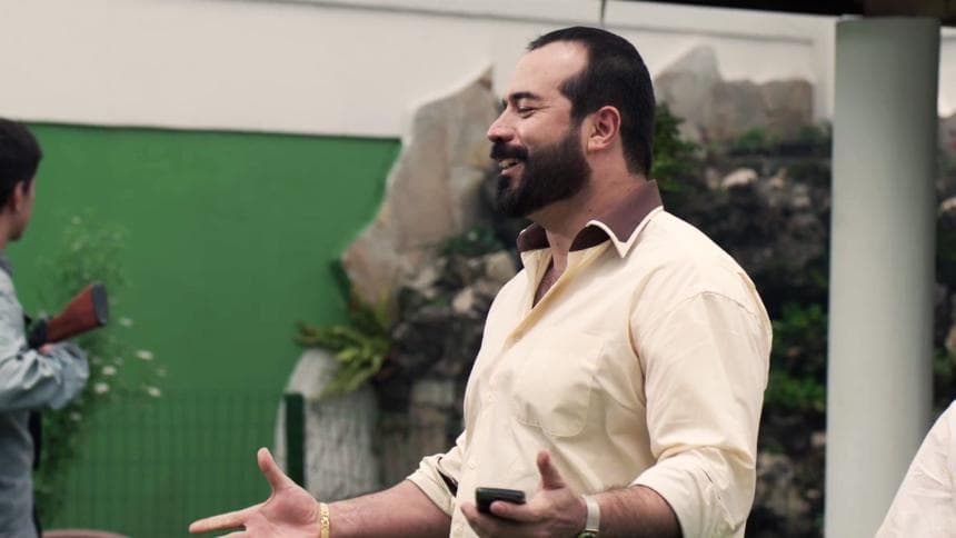 ‘El Arriero’ se encontraba celebrando su cumpleaños sin imaginar que ‘El Chapo’ ya había dado su ubicación exacta a ‘Don Sol’ y la policía lo tenía perfectamente ubicado. Mientras tanto, Arturo se dirigía hacia la casa de su hermano para sumarse al festejo.