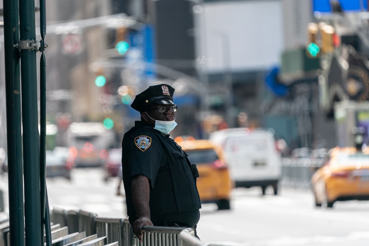 NYC planea recortar el presupuesto de la policía, mientras la agencia reporta picos de violencia