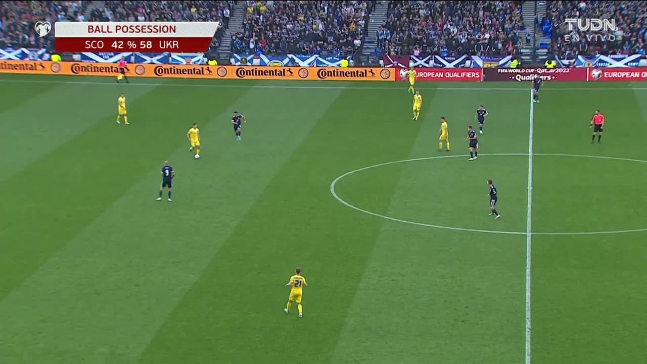 ¡GOL!  anota para Ucrania. Andrii Yarmolenko