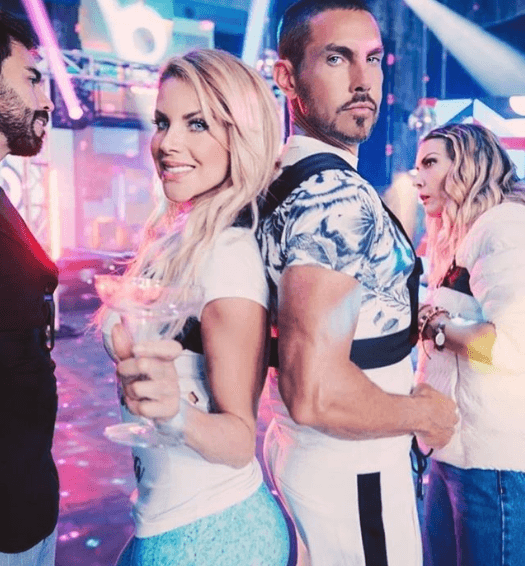 "Ya teníamos un buen rato ahí y Roberto no se acercaba, así que me enfadé y nos fuimos y ya que estabamos esperando el coche él se acercó con mi sobrina y le pidió mi número, así que ella le dijo 'pídeselo tú', pero en ese entonces yo había terminado con mi ex y no sabía si ibamos a volver, así que cuando me pidió mi número le dije que mejor me diera él el suyo y yo le marqué", dijo Lorena durante una de las veladas en 'Inseparables'.